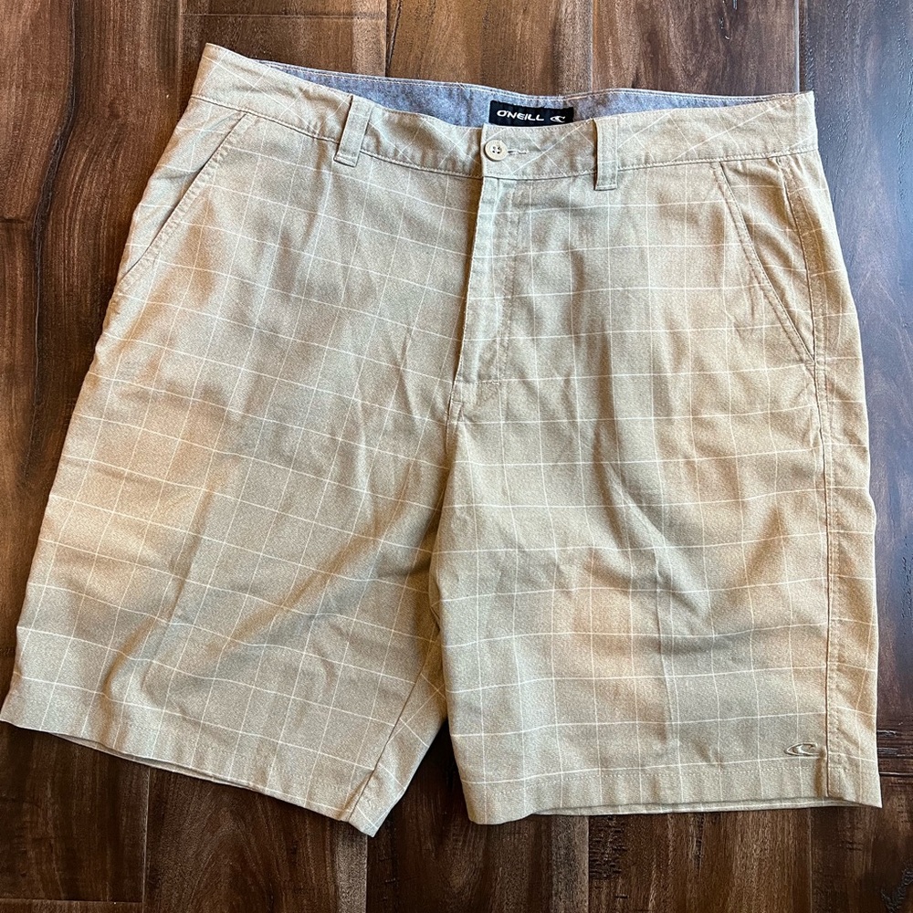 Men’s O’Neil Plaid Khaki/Tan Shorts. Size 38.